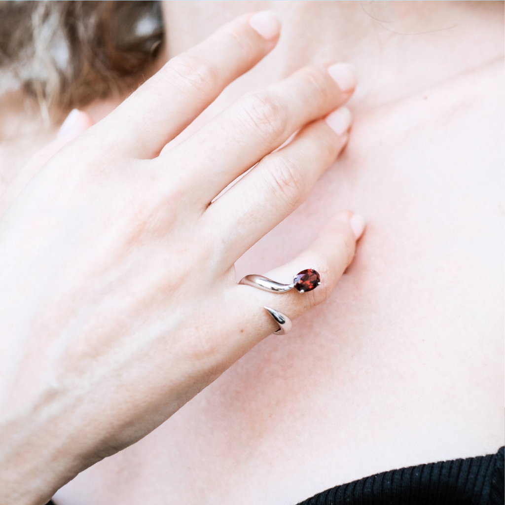 CLAW GARNET RING