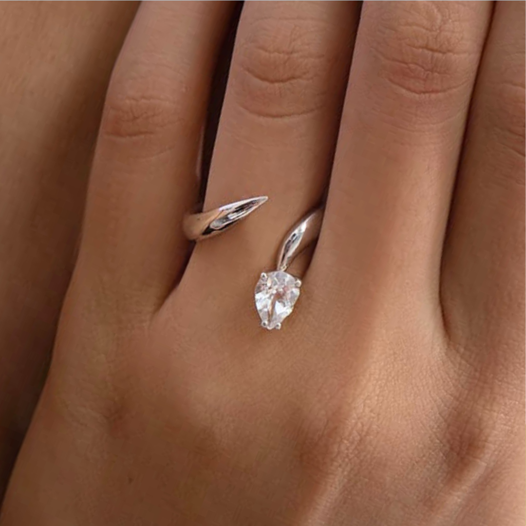 CLAW WHITE TOPAZ RING