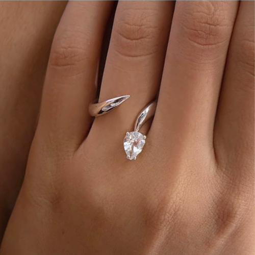 CLAW WHITE TOPAZ RING
