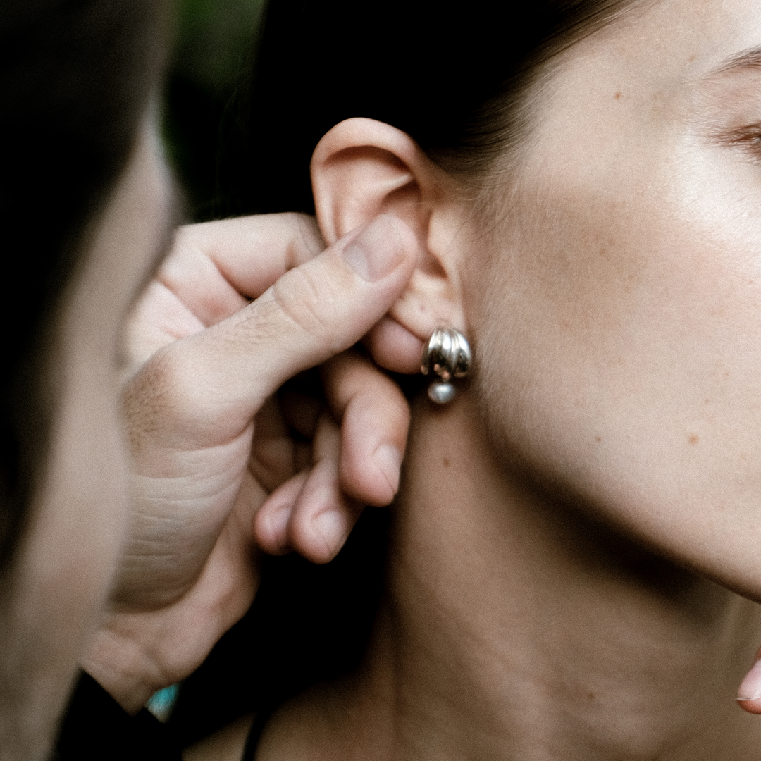 FLOW EARRINGS WITH PEARLS